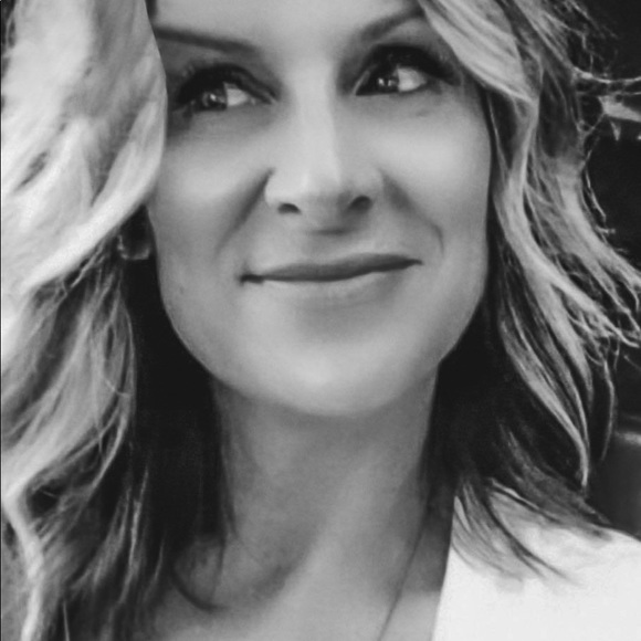 Meet your Posher, Holly - Picture 2 of 3